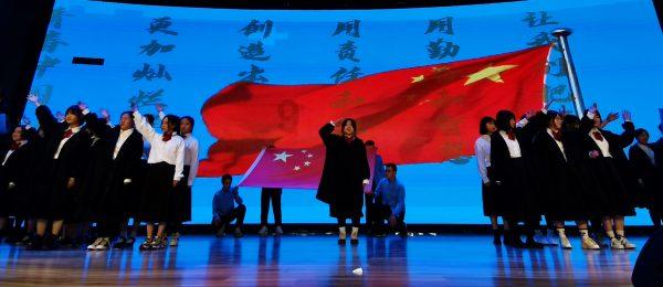 女生在朋友圈发了一条文案“等风来不如追风去，仰望光不如成为光”男生评论“你就是光”是什么意思？游戏画面