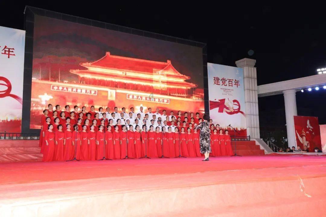 楼上没漏点 楼下墙面渗水 原来是楼道竖井的暖气主管道损坏