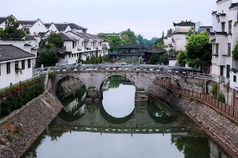 旅行时要不要购买纪念品？游戏画面